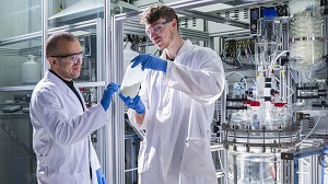 Litona-Gründer Sebastian Büchele zeigt eine Flasche des Energiespeichermaterials Preußisch Weiß für Natrium-Ionen-Batterien. (Foto: Markus Breig, KIT)  Markus Breig, KIT