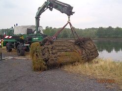 Polizei birgt Autowrack aus dem Dortmund-Ems-Kanal