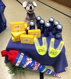 Das Schulmaskottchen, die „Trudimaus“, bewacht die Pausenausstattung.