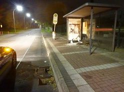 Gullydeckel ausgehoben und Bushaltestelle beschädigt. Foto: Polizei