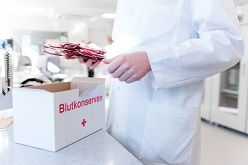 Blutspende wird in Kühlbox verpackt