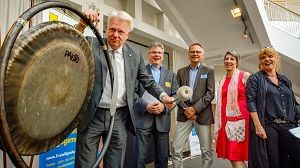 Foto des Gongschlags zur Eröffnung der Veranstaltung gestern durch OB Ullrich Sierau und die Veranstalter. Foto: Roland Gorecki/Stadt Dortmund.