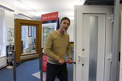 Präventionsspezialist und Kriminalhauptkommissar Olaf Rauscher beantwortet Fragen zum Einbruchschutz am Aktionstag Foto: Polizeipräsidium Bochum