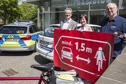 : v. l. Beigeordneter Dr. Ralf Krumpholz, Polizeipräsidentin Elke Bartels und Horst Hauschild, ADFC.