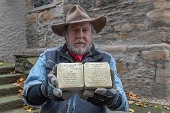 Künstler Gunter Demnig mit Stolpersteinen