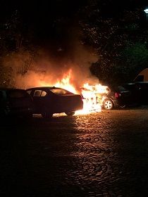 Pkw gerät aus unbekannten Gründen in Brand