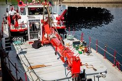 Feuerwehr montiert runderneuerten Kran auf dem Feuerlöschboot