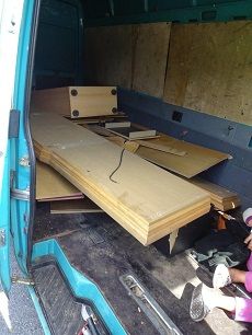 ngesichterte Ladung im Transporter gefährdet Kinder (1/6).