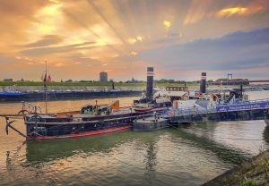 Das Museumsschiff „Oscar Huber“.Schiff, Hafen, Duisburg Ruhrort, Rhein, Museums der Deutschen Binnenschifffahrt.Das Museumsschiff „Oscar Huber“, 1922 gebaut, ist ein einzigartiges Kulturdenkmal. Bis in die 1960er Jahre zog das Räderboot pro Reise bis zu sieben antriebslose Kähne mit ihren Frachten. .Die „Oscar Huber“ entging als einziger Radschleppdampfer auf dem Rhein der Verschrottung..Heute liegt sie am Leinpfad an der Schifferbörse vor Anker. ..Die „Oscar Huber“ ist eins von drei Schiffen des Museums der Deutschen Binnenschifffahrt, das am Leinpfad am Hafenmund in Ruhrort liegen. ..Foto: Ilja Höpping