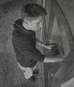 Wer kennt diesen jungen Mann?