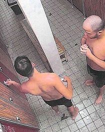 Die beiden Tatverdächtigen am Spind.