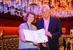 Dr. Sophia Klehs, Abteilung für Kinderkardiologie, Herzzentrum Leipzig, nimmt die Urkunde der Gerd Killian-Projektförderung von Prof. Dr. Armin Welz, Deutsche Stiftung für Herzforschung, entgegen. Foto: David Ausserhofer/DGTHG