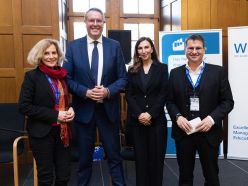 .l.n.r.: Dr. Anna Köbberling (MdL), Ministerpräsident Alexander Schweitzer, Moderatorin Tina Dauster und Prof. Dr. Markus Rudolf.  Quelle: Kai Myller  Copyright: WHU