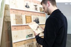 Die Besucherinnen und Besucher der Jubiläumsausstellung des KIT können die chronologisch geordneten Holztafeln auf den interaktiven Medientisch legen und erhalten so Details und Geschichten aus 200 Jahren KIT. (Foto: Laila Tkotz, KIT) Laila Tkotz