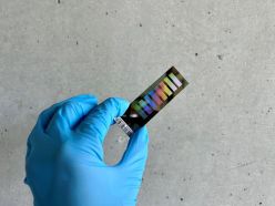 Ein Mitarbeiter des Universitätsklinikums Freiburg hält einen Methylom-Chip, der für die Analyse epigenetischer Veränderungen im Tumorgewebe verwendet wird. Quelle: Universitätsklinikum Freiburg