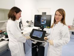 Erstautorin Dr. Marion Müller (l.) und Privatdozentin Dr. Anna Klinke forschen am Agnes Wittenborg Institut für translationale Herz-Kreislaufforschung am Herz- und Diabeteszentrum NRW (HDZ NRW), Bad Oeynhausen Quelle: (Foto: Finn Lehrke). Copyright: HDZ NRW