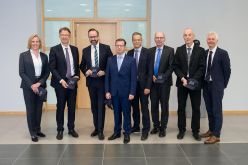 V.l.n.r.: Prof. Esther Troost, Prof. Uwe Platzbecker, Sachsens Wissenschaftsminister Sebastian Gemkow, Prof. Christian Thomas, Prof. Martin Bornhäuser, Dr. Axel Rahmel, Prof. Christian Hugo, Prof. Johannes Schetelig. Quelle: UKD/Kirsten Lassig