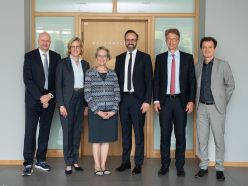 V.l.n.r.: Martin Peuker, Digitalisierungsvorstand Medizinische Universität Lausitz, Dekanin Prof. Esther Troost, TU-Rektorin Prof. Ursula Staudinger, Wissenschaftsminister Sebastian Gemkow, Prof. Uwe Platzbecker und Janko Haft, UKD-Vorstände Quelle: UKD/Michael Kretzschmar