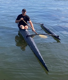 Absolvent Pokorny in seinem neu entwickelten Anleger-Kanu  Richard Pokorny
