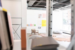 Archiv der Kieler Künstlerpositionen: Studierende der Muthesius Kunsthochschule stellen „KUNST HEFTE“ aus  Lea Kötting