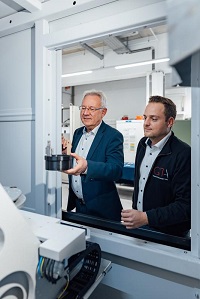 Prof. Dr. Lothar Kallien (links) und Dr. Daniel Schwarz von der Hochschule Aalen möchten Holz mit seiner niedrigen CO2-Bilanz wieder in Autokarosserien aufleben lassen.  Jan Walford  Hochschule Aalen