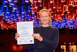 PD Dr. Marie Schafstedde, Deutsches Herzzentrum der Charité (DHZC), mit der Urkunde der Gerd Killian-Projektförderung der Deutschen Herzstiftung auf der Jahrestagung der Dt. Gesellschaft für Pädiatrische Kardiologie und Angeborene Herzfehler (DGPK)  David Ausserhofer  DGTHG/