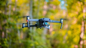 Drohnen sind wichtige Helfer u. a. bei der Gefahrenabwehr, im Rahmen von Rettungseinsätzen und zwecks spezieller Transporte.  Florian Schmucker/Pixabay