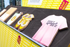 Bewusst konsumieren: Gäste der Ausstellung erfahren, welche Umweltprobleme nicht-kreislaufgerechte Produkte bewirken.  Mirco Dreger  © Mirco Dreger/DBU