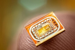 Hochfrequenztechnik ganz in Glas - Auf dem MST Kongress erfahren Besucher*innen außerdem, wie Halbleiterprozesse umweltfreundlicher werden.  Volker Mai  © Fraunhofer IZM