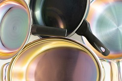 Mit der fluorfreien PLASLON®-Technologie beschichtete Pfannenmuster.  © Fraunhofer IFAM