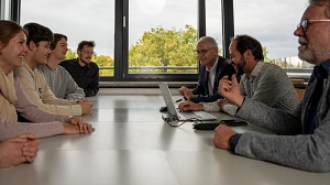 Neue Studierende im Gespräch mit Hochschulpräsident Prof. Dr. Karl Stoffel, Dr. Roy Frings (Rijkswaterstaat) und Prof. Dr. Lothar Kirschbauer (Hochschule Koblenz)  Hochschule Koblenz/Martin Lisek