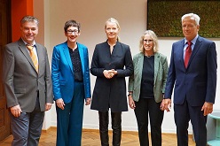 Prorektor Siegmund, Rektorin Vach, Ministerin Walker, Kanzlerin Wiese-Heß und Prorektor Dammer  hop  Presse / PHHD