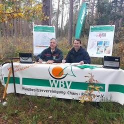 Unterzeichnung der Kooperationsvereinbarung im Privatwald bei Untertraubenbach (Lkr. Cham). Links: Dr. Peter Pröbstle, Präsident der Bayeri. für Wald und Forstwirtschaft; rechts: Josef Ziegler, 1. Vors. der WBV Cha  Dr. Klaas Wellhausen, LWF