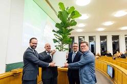 v. links: Wissenschaftsminister Sebastian Gemkow und der Dekan der Medizinischen Fakultät, Prof. Ingo Bechmann gratulierten dem Direktor und dem stellv. Direktor des Instituts für Allgemeinmedizin Prof. Markus Bleckwenn und Dr. Stefan Lippmann.  Foto: Christian Hüller  Universität Leipzig