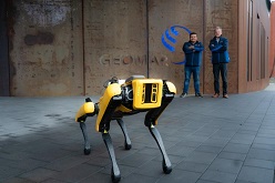 Roboterhund SPOT ist mit einem hochempfindlichen Multigas-Sensor ausgerüstet, den Roberto Benavides (l.) ursprünglich für Unterwasseranwendungen entwickelt hat. Initiiert hat das Projekt Warner Brückmann (r.).  Sarah Kaehlert  Sarah Kaehlert/GEOMAR