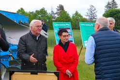Carbon Farming: Bundespräsident Frank-Walter Steinmeier informierte sich am 7. Mai 2024 bei einem Besuch am Leibniz-Zentrum für Agrarlandschaftsforschung (ZALF) über Zukunftsstrategien für die Landwirtschaft.  © Dr. Toni Klemm / ZALF