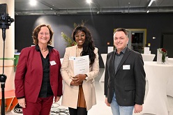 Prof. Dr. Martin Ruess überreichte Akame Mboutou am 28. November den DAAD-Preis 2023 zusammen mit HSD-Präsidentin Prof. Dr. Edeltraud Vomberg.  Michael Lübke