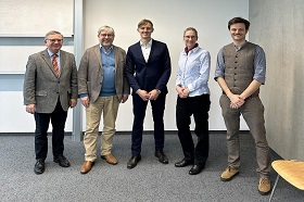 (v.l.) Prof. Dr. Franz Jürgen Marx (Uni Bremen), Erstgutachter: Prof. Dr. Dr. hc. Hans-Dietrich Haasis (Uni Bremen), Bennet Zander, Zweitgutachterin: Prof. Dr. Kerstin Lange (Jade Hochschule), Prüfer: Dr. Matthias Burwinkel (BIBA – Bremer Institut  Jade HS