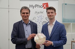 HyPhoX-Gründer Dr. Martin Paul (rechts) und der wissenschaftliche Berater der Ausgründung, Dr. Michael G. Weller von der BAM (links) präsentieren einen neuen Wafer für die Biosensor-Entwicklung.  Mareike Rammelt / TH Wildau