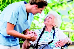 Gerade bei älteren Menschen können schon leichte Unfälle schwere und lang andauernde Folgen haben.  iStock.com/kzenon