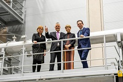 Der Sprecher des ZeBra, Prof. Jochen Zehfuß (2.v.l.), führte (v.l.) Anke Kaphammel, Bürgermeisterin der Stadt Braunschweig, TU-Präsidentin Prof. Angela Ittel und den Niedersächsischen Wissenschaftsminister Falko Mohrs durch die Versuchshalle.  Kristina Rottig  TU Braunschweig