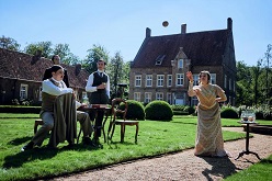 Skandal: das Fräulein spielt Boule! Szene aus der Serie „Haus Kummerveldt“ mit (v.l.n.r.): Niklas Bruhn als Dr. Knecht, Fabian Nolte als Hausdiener Hermann-Josef, Marcel Becker-Neu als Veit von Kummerveldt und Milena Straube als Luise von Kummerveldt.  ABBYLL / Goldstoff Filme