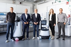 (V. l. n. r.:) Andreas Traube, Leiter der Abteilung Laborautomatisierung und Bioproduktionstechnik, Prof. Thomas Bauernhansl, Institutsleiter, beide Fraunhofer IPA, Thomas Linkenheil, Co-CEO, Sarah Ostertag und Tobias Brode, alle URG.  Foto: Rainer Bez  Quelle: Fraunhofer IPA