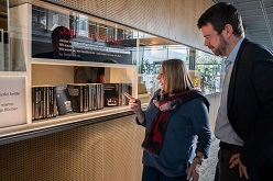Dr. Marina Lienert und Prof. Florian Bruns vom Institut für Geschichte der Medizin an der Medizinischen Fakultät der TU Dresden haben die Ausstellung für die Hochschulmedizin Dresden konzipiert.  UKD/Michael Kretzschmar