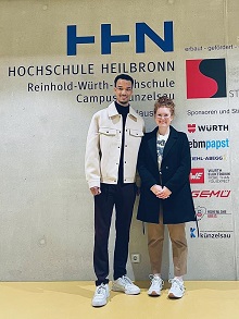 Tresor Benedikt Mbala und Valerie Pietrczak setzten sich beim internationalen Finale der „International Olympic Case Study Competition (IOC)“ gegen 18 renommierte Universitäten durch.  HHN