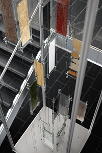 Die fünf Meter hohe Installation »Circular« der Berliner Künstler Niklas Thran und Robin Woern zeigt biobasierte Materialien in schwebenden Glaspaneelen.  ©Fraunhofer IGB