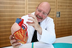 Univ.-Prof. Dr. med. Dr. h.c. Diethelm Tschöpe  (Foto: Katrin Hertrampf).  HDZ NRW