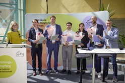 Leibniz-Gründungspreis 2024: Das ausgezeichnete Gründungsteam von elementarhy (Martin Rohloff, Gustav Sievers, André Pacheco, Zahra Nasri und Arne Birth, v.li.) mit Leibniz-Präsidentin Martina Brockmeier (li.) und Marco Winzer (High-Tech Gründerfonds)  Michael Jungblut  Leibniz-Gemeinschaft