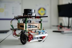 In nur einem Semester bauten die Forschenden diesen selbstfahrenden Roboter bewusst ohne die Expertise von Ingenieurinnen und Ingenieuren.  © RUB, Marquard