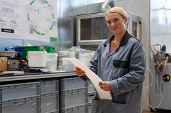 Dr. Natascha Kuhl bei der Entwicklung geeigneter Polymerverbindungen für die Produktion nachhaltiger Gleitflächen für den Wintersport;  Hochschule Hof